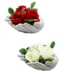 3 BOUTONS DE ROSES EN POT CIMENT MAINS JOINTES