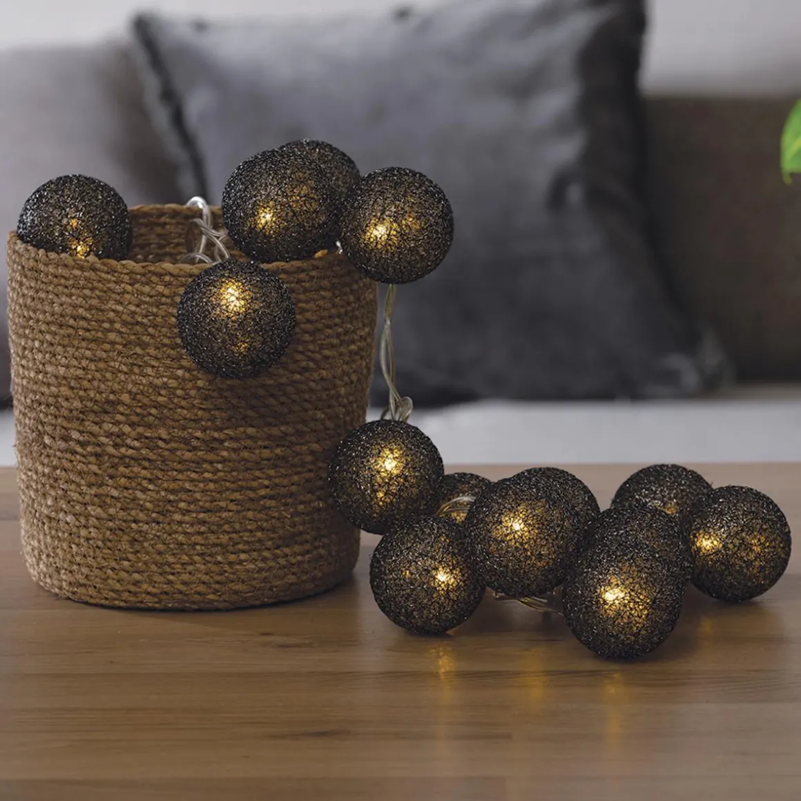 GUIRLANDE LED SECTEUR 20 BOULES NOIR D.6CM