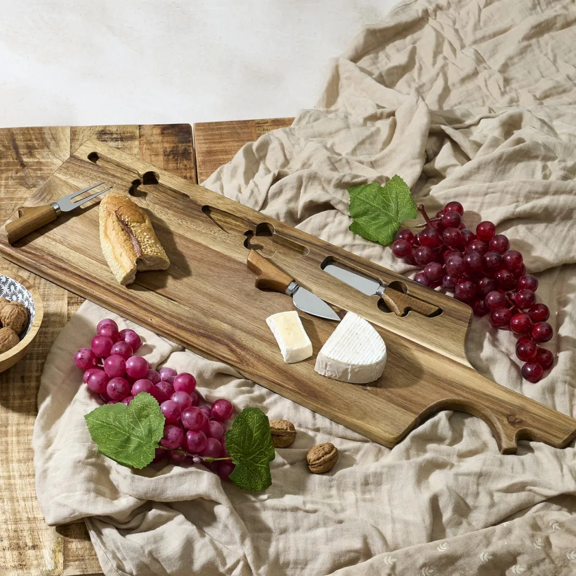 PLANCHE A FROMAGE ACACIA AVEC 3 COUTEAUX