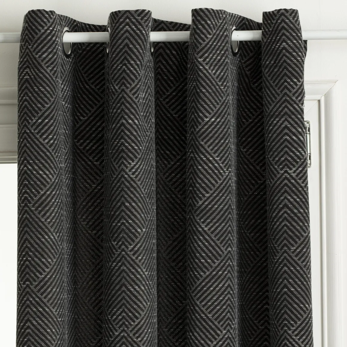 RIDEAU GEOM A MOTIFS JACQUARD OEILLETS NOIR 140X260CM